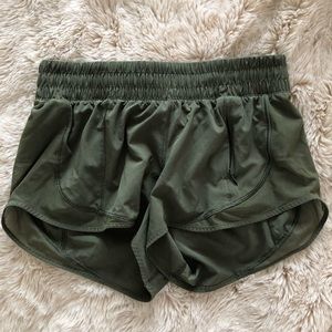 LuluLemon hotty hot short II 2.5”